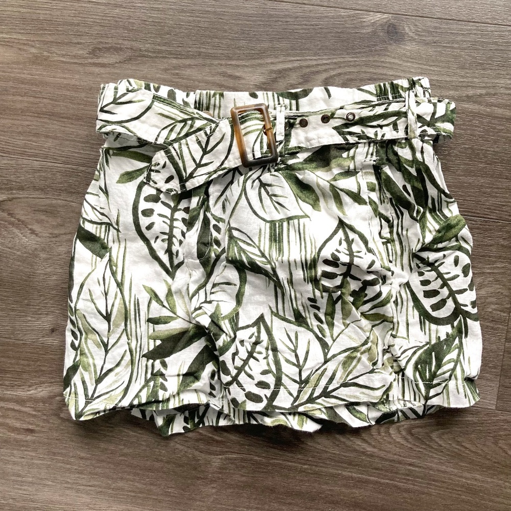 Real cute tropical Shorts - Tahari 100% linen- Size M